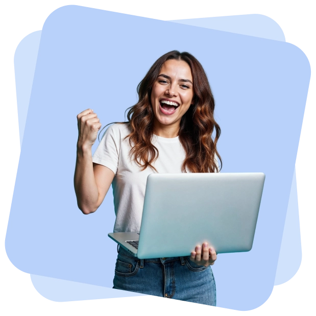 Élève de Versa! souriante, son ordinateur portable à la main pendant un cours en direct