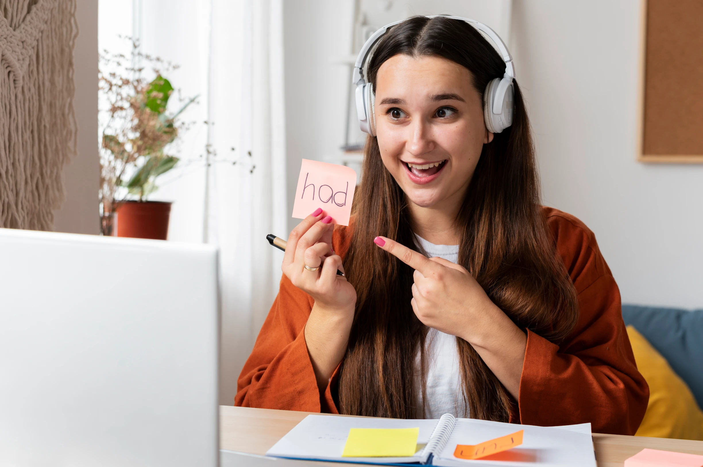 Élève suivant un cours en ligne sur son ordinateur portable, en prenant des notes